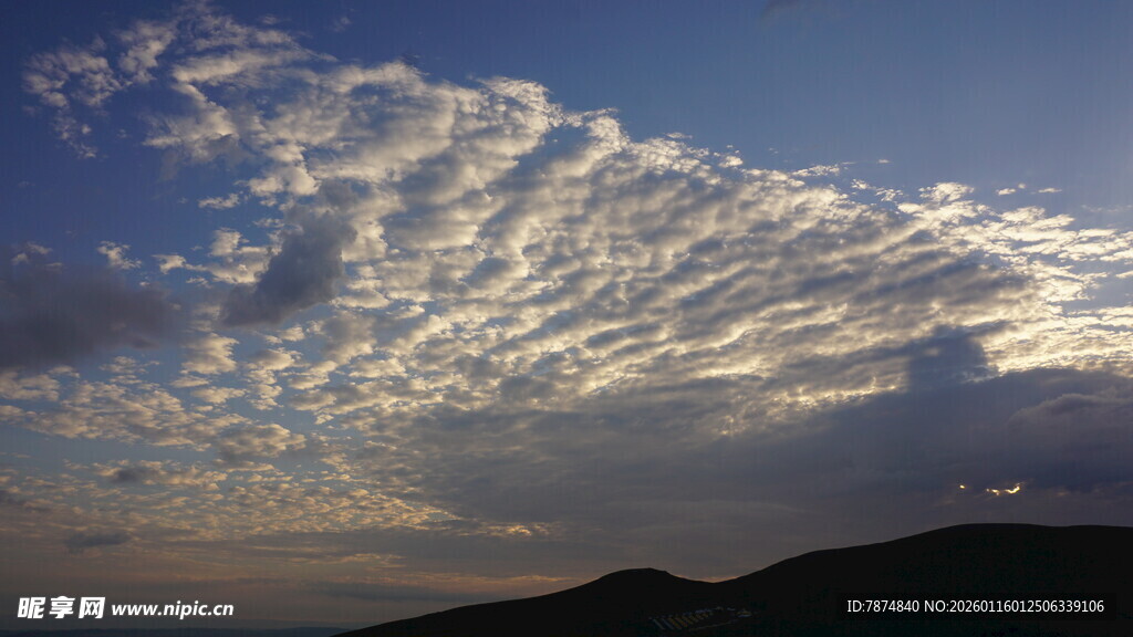 壮丽天空下的云海景观