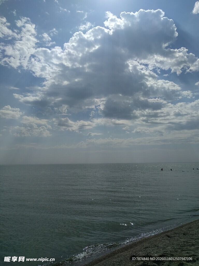 海边天空与广阔海面景象