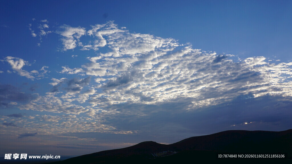 蓝天飘絮状白云的美丽景致