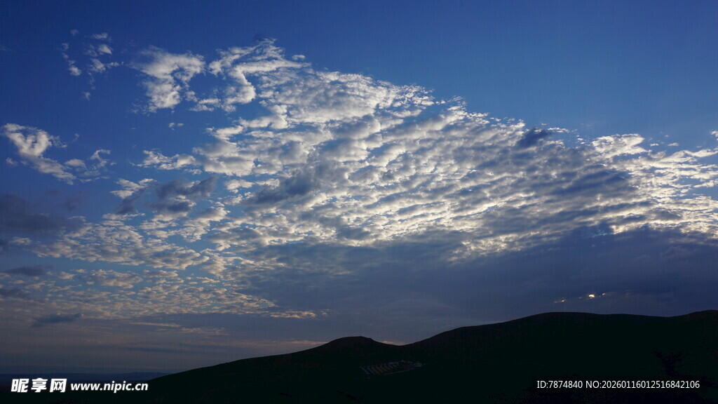 蓝天之上的梦幻云朵