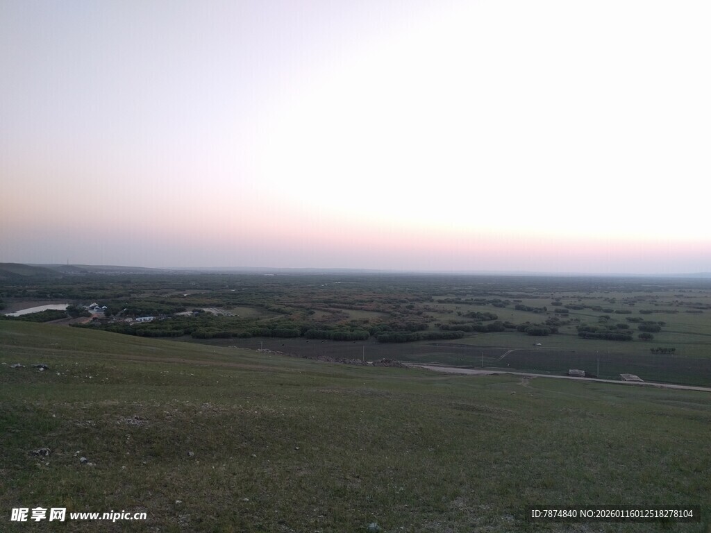 黄昏下的开阔原野景色