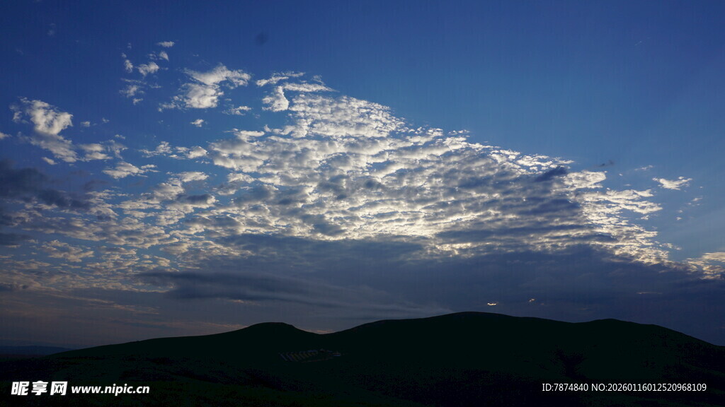 蓝天云海下的山峦景色