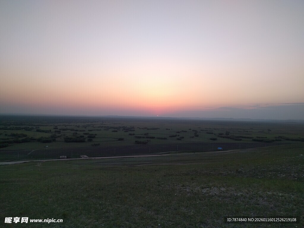 草原上的绝美日落景观