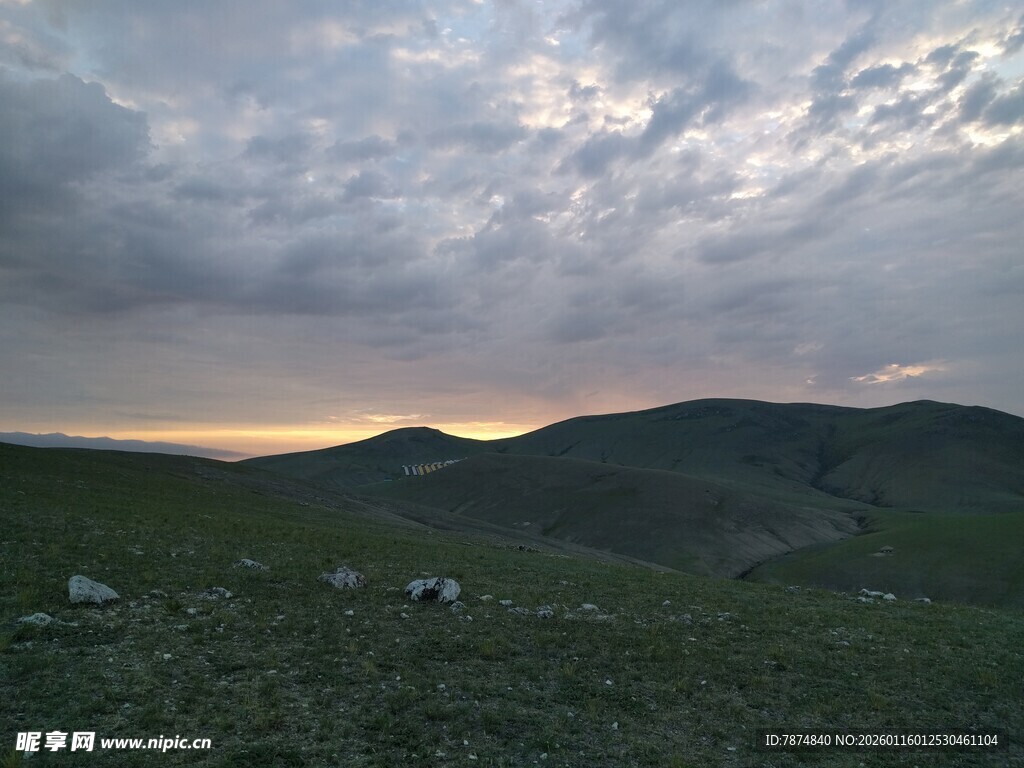 黄昏下的山峦与云层