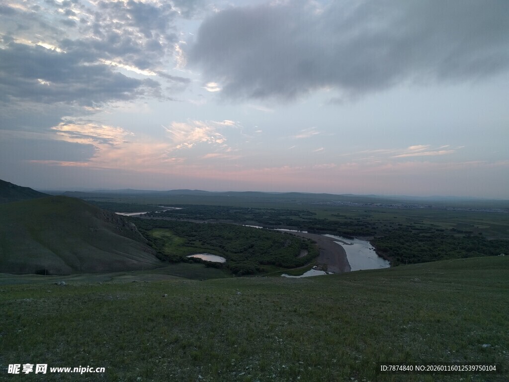 黄昏下的广袤田野风光