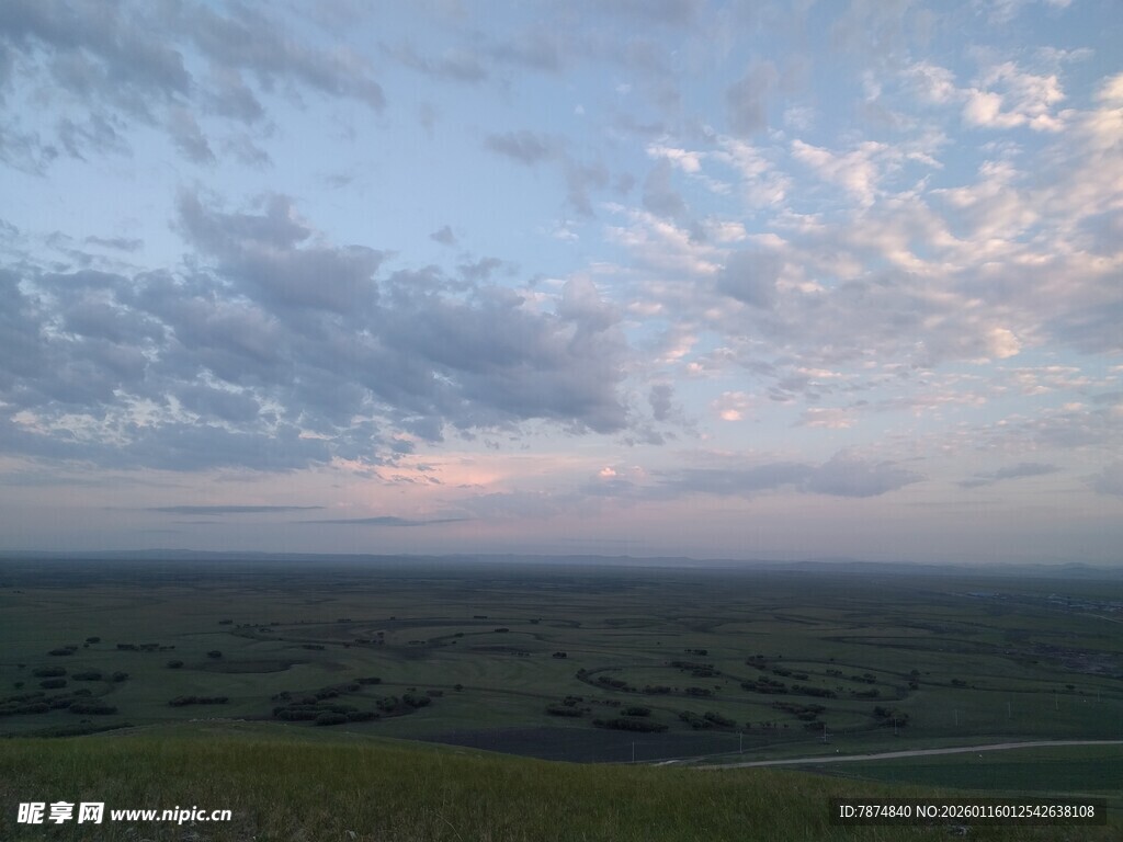 草原暮色天空美景如画