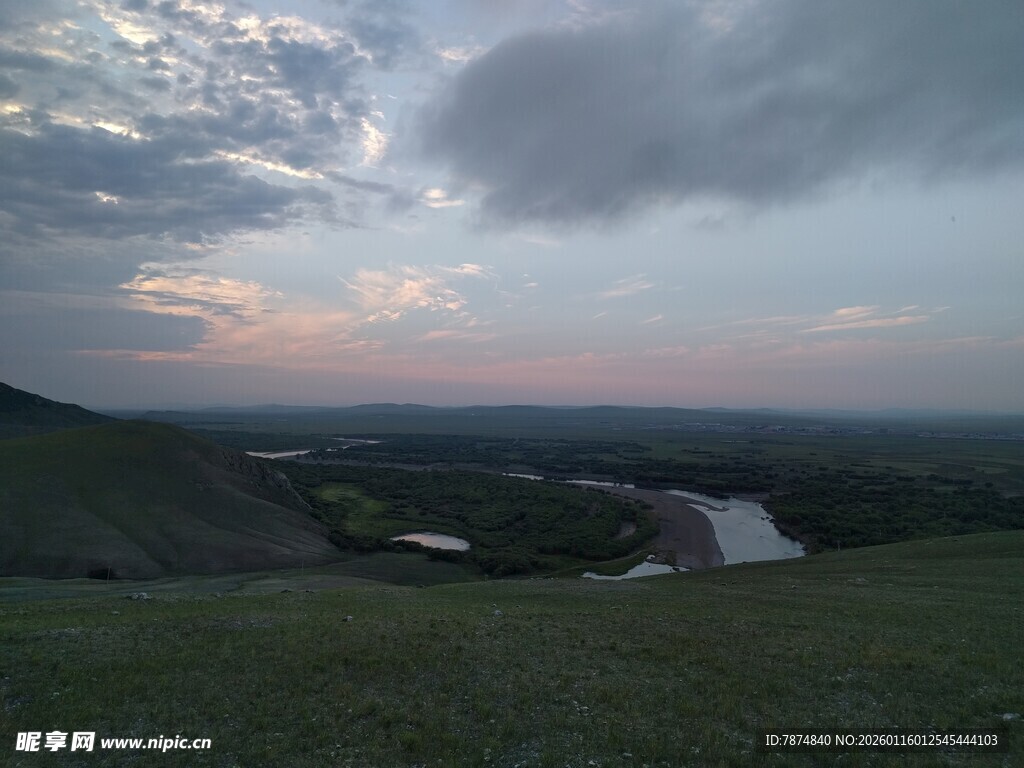 黄昏下的原野与蜿蜒河流