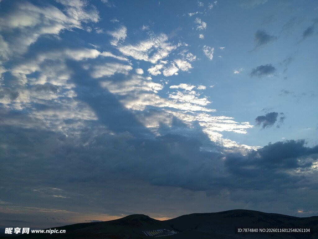 夕阳下的天空与远山