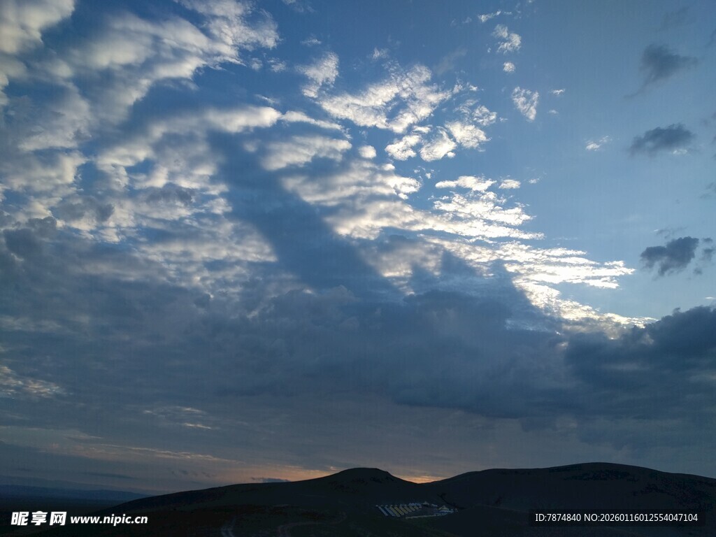 黄昏时分的山间云海