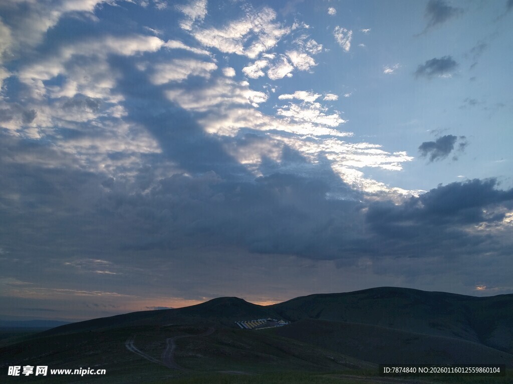 夕阳下的山峦与天空美景