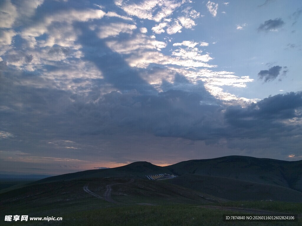 黄昏时分的山峦与天空