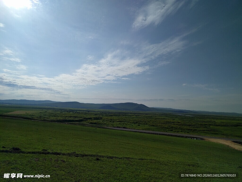 广袤草原与蓝天相映成趣