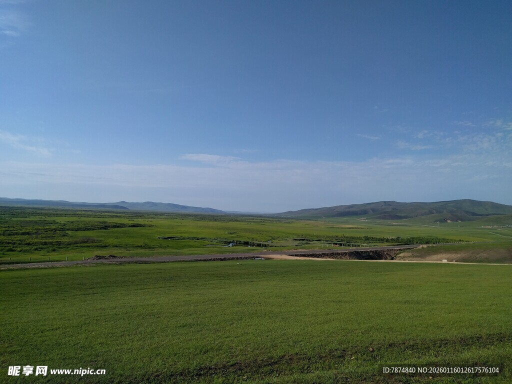 广袤绿野 蓝天远山之景