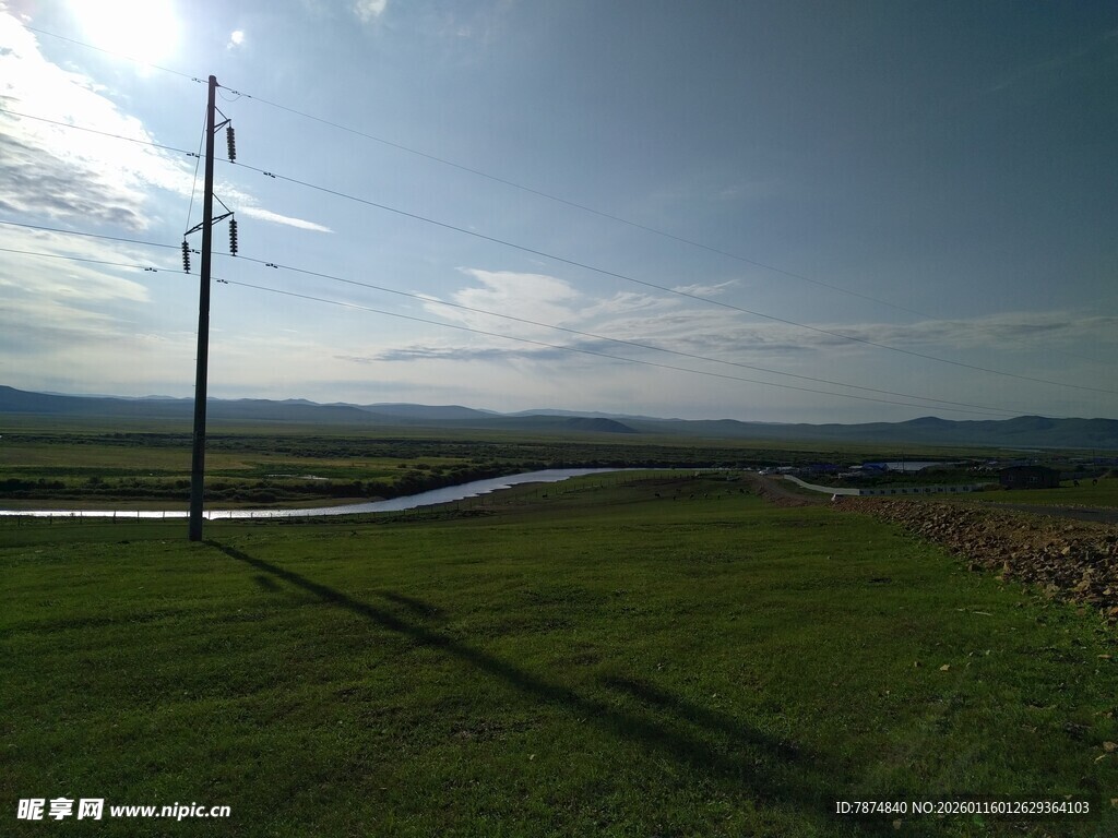 田野风光中的电线杆与蓝天