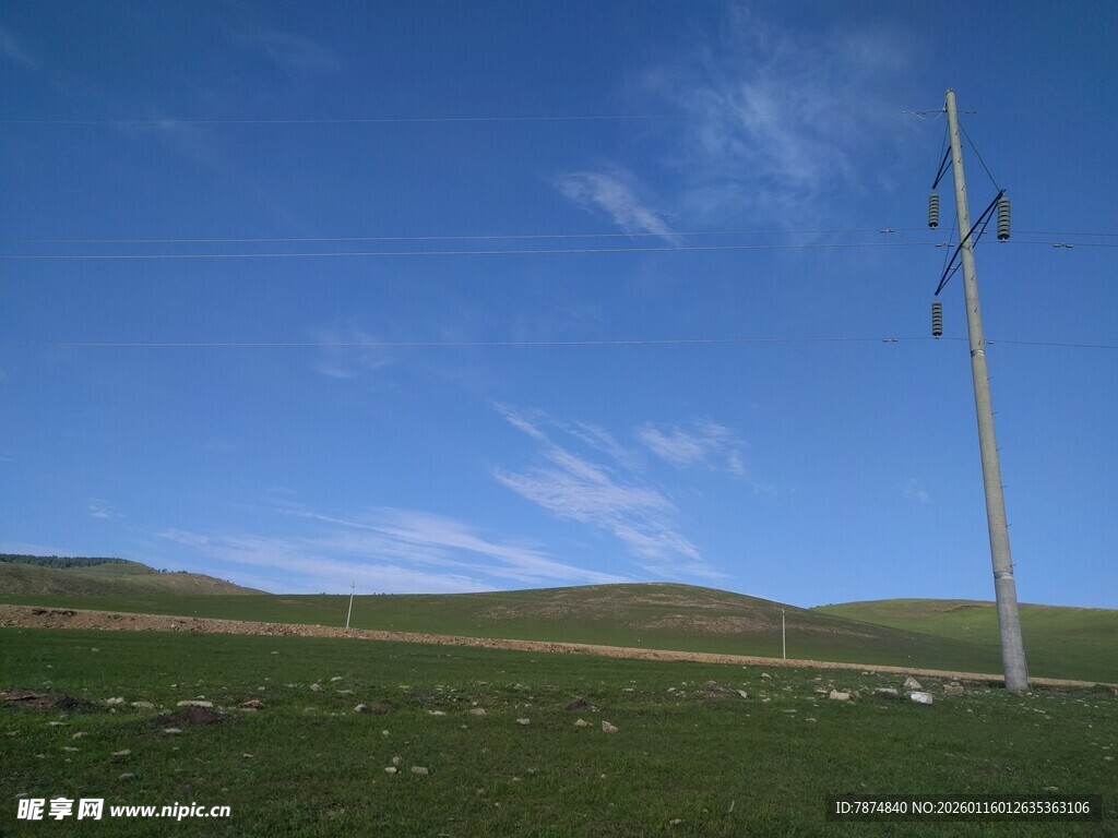 草原上的高耸电线杆