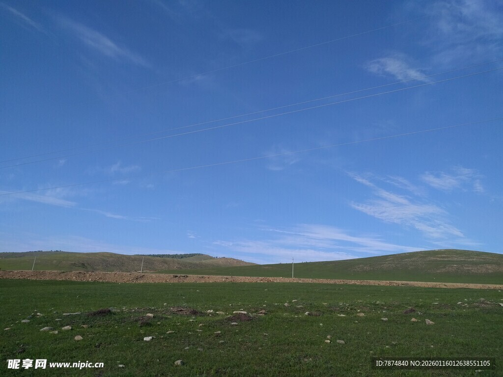 广袤草原与蓝天美景