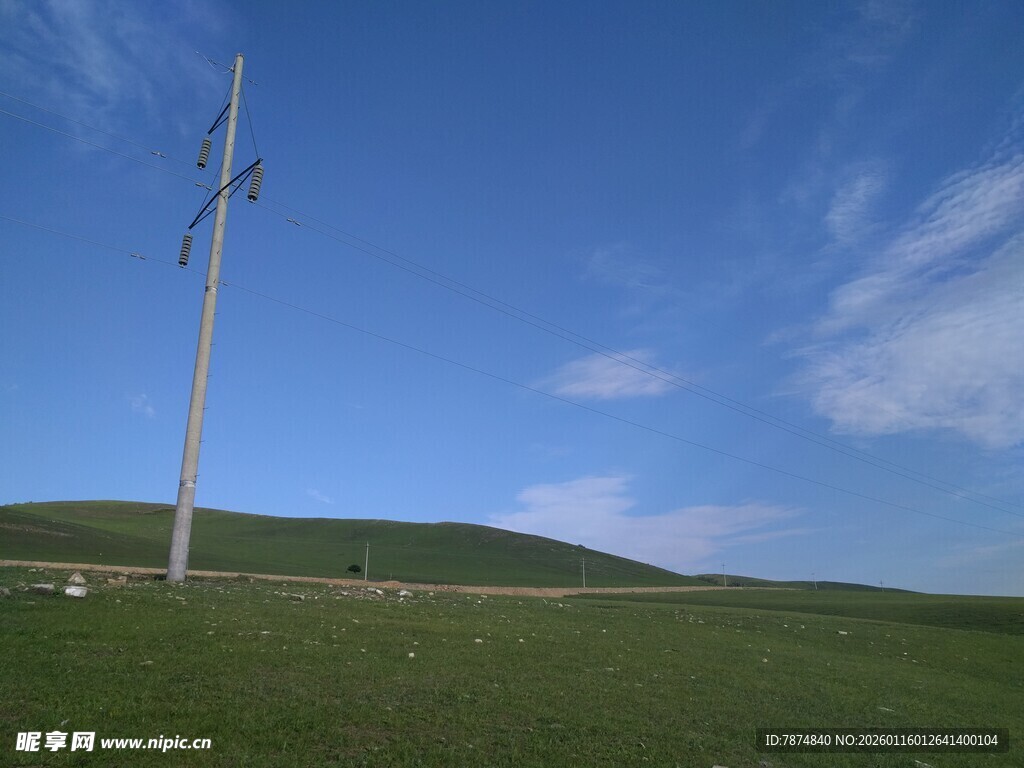 草原上的电线杆与蓝天