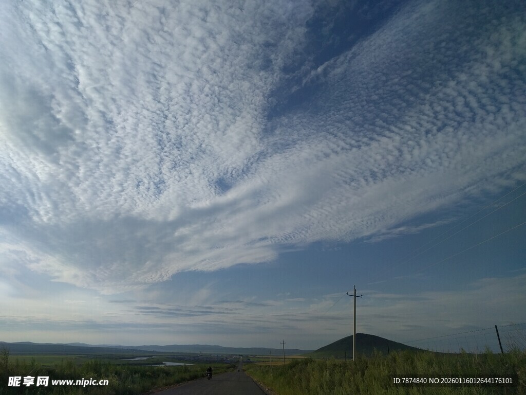 乡村旷野的美丽天空景象