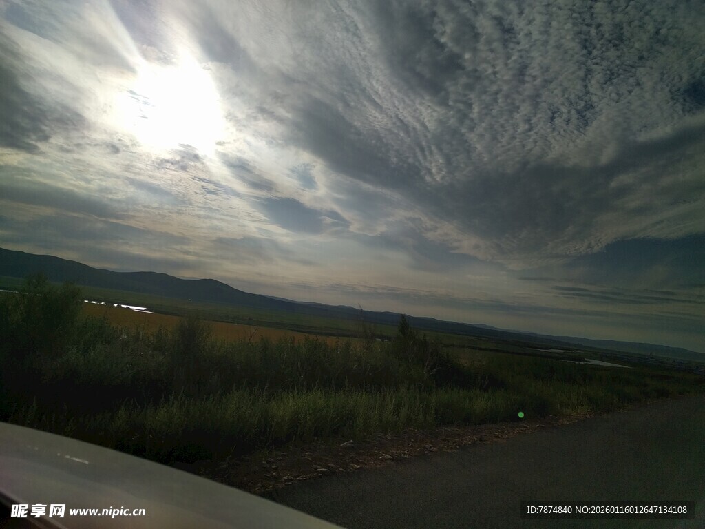 公路上的天空与阳光景色