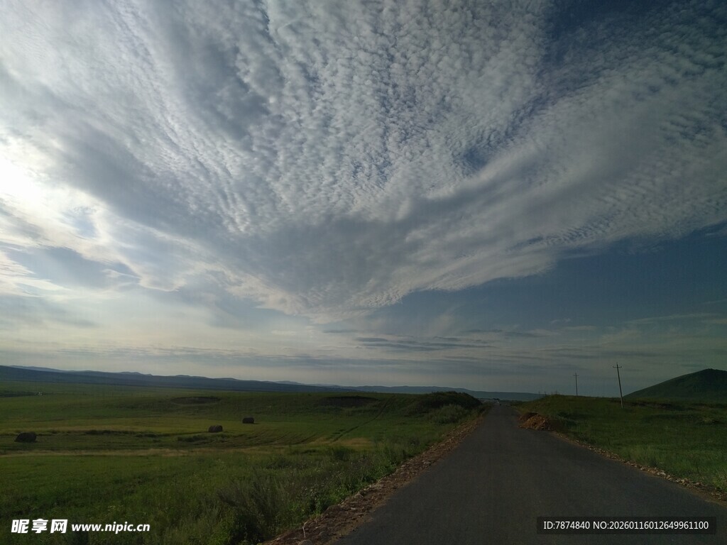 旷野公路上的壮美天空