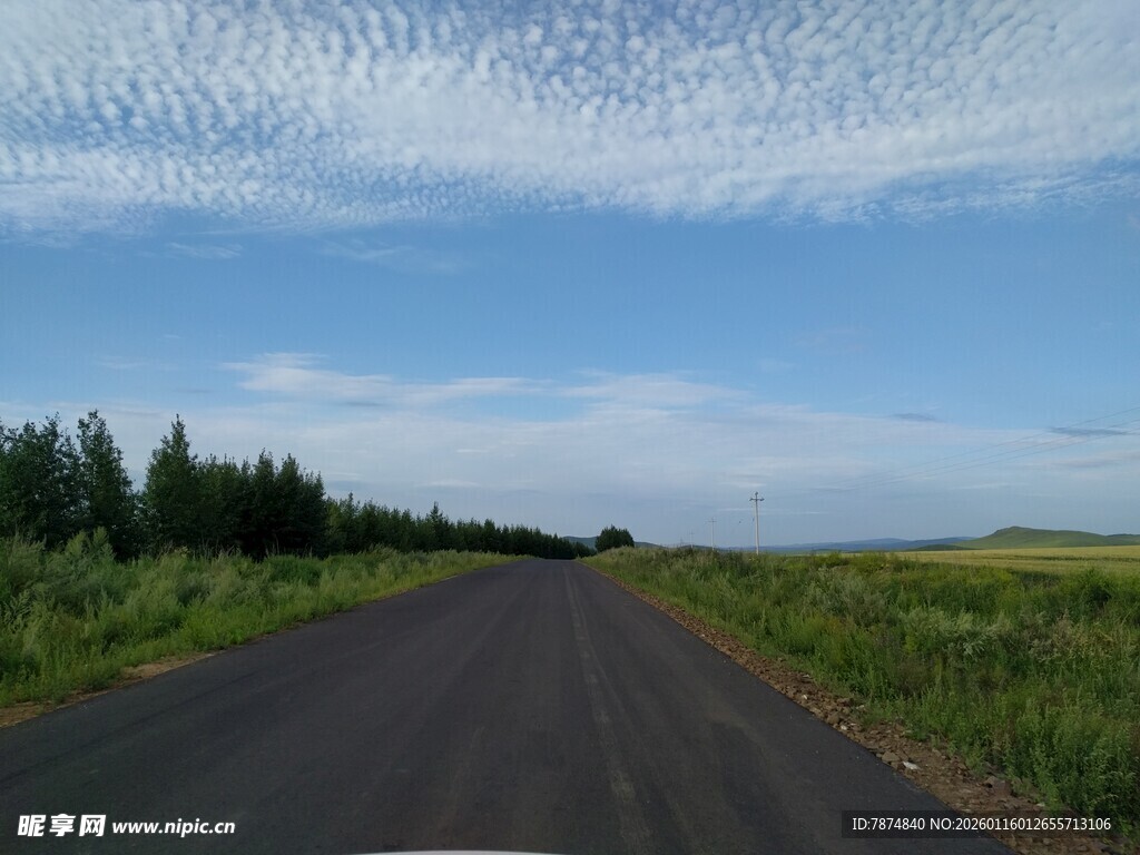 乡间公路 蓝天绿树相伴