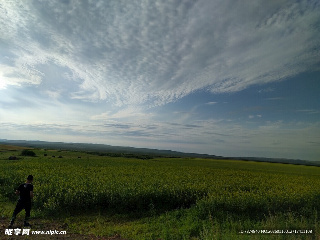 草原上的开阔天空与行人