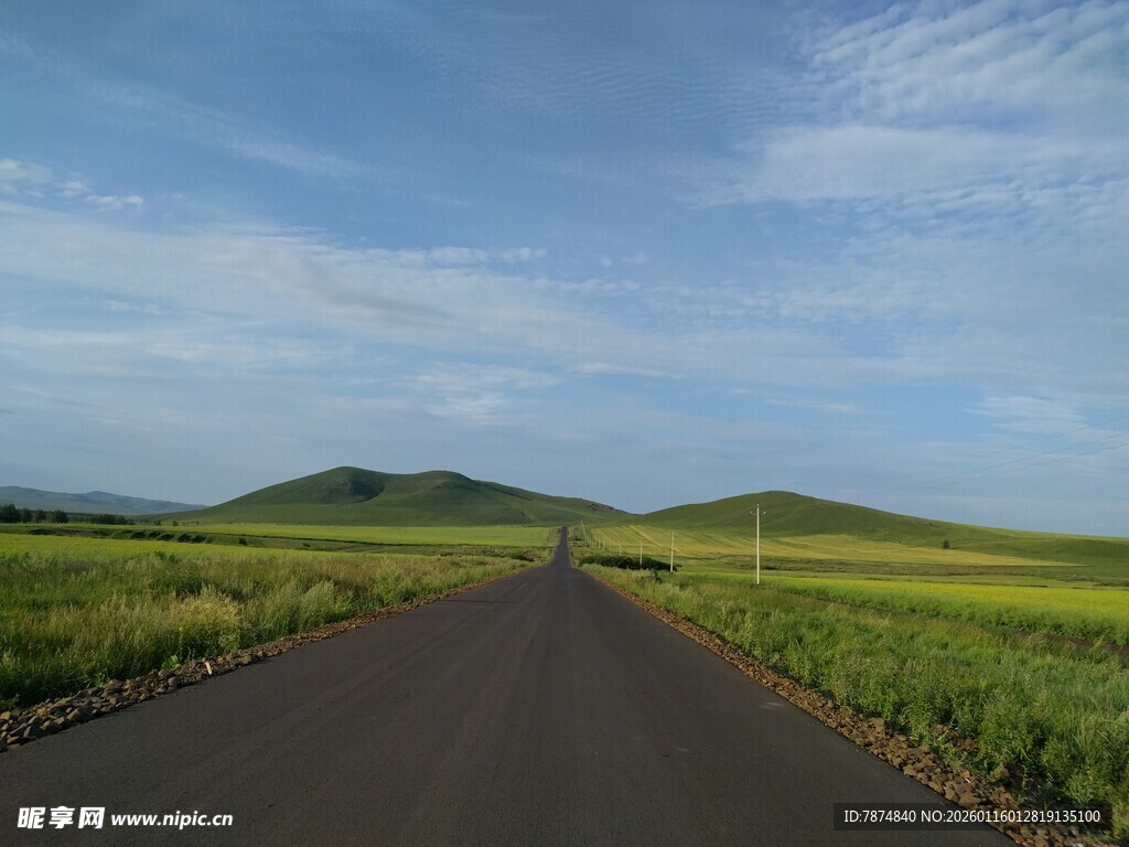 旷野中的笔直公路