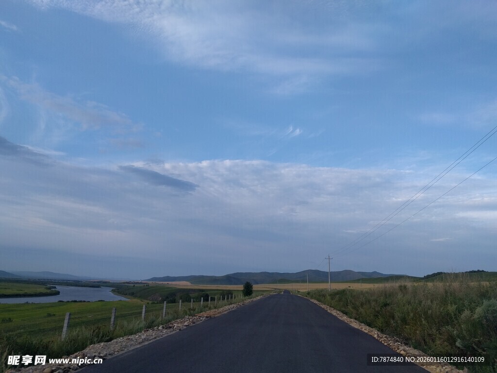 公路延伸向远方美景