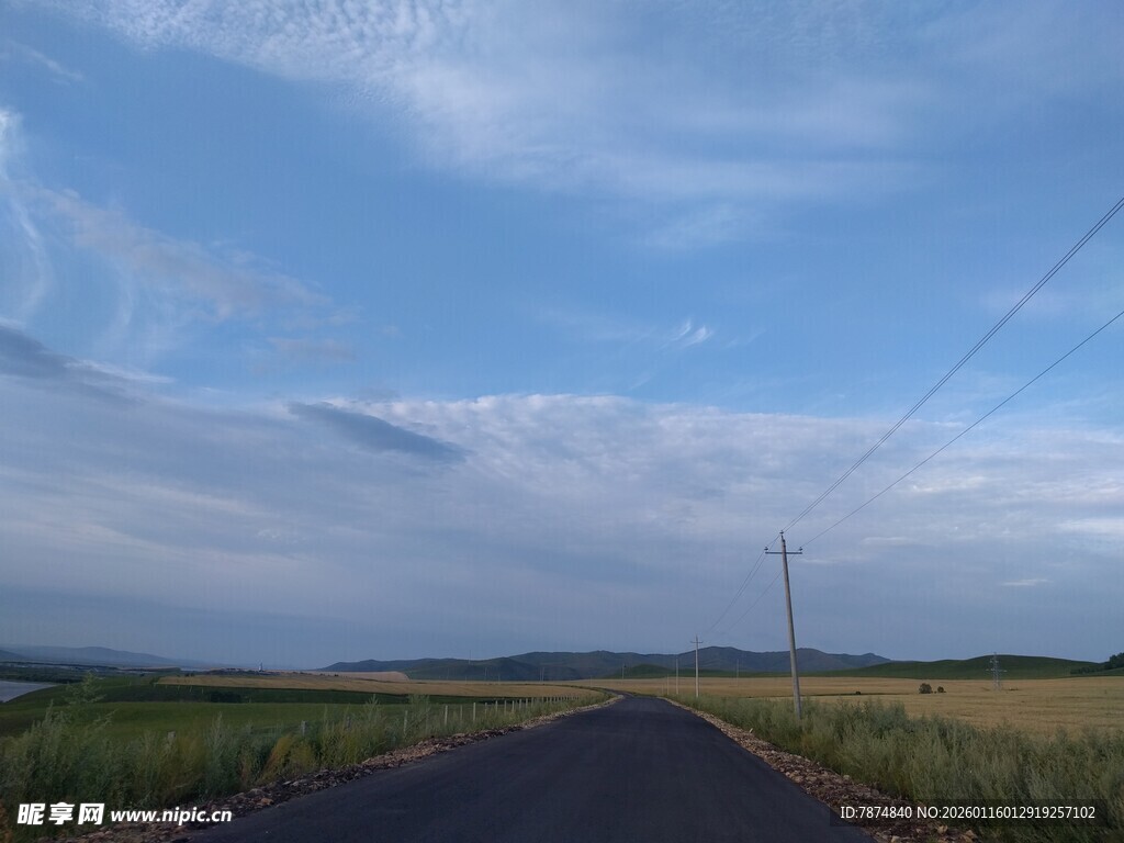 旷野中的蜿蜒公路