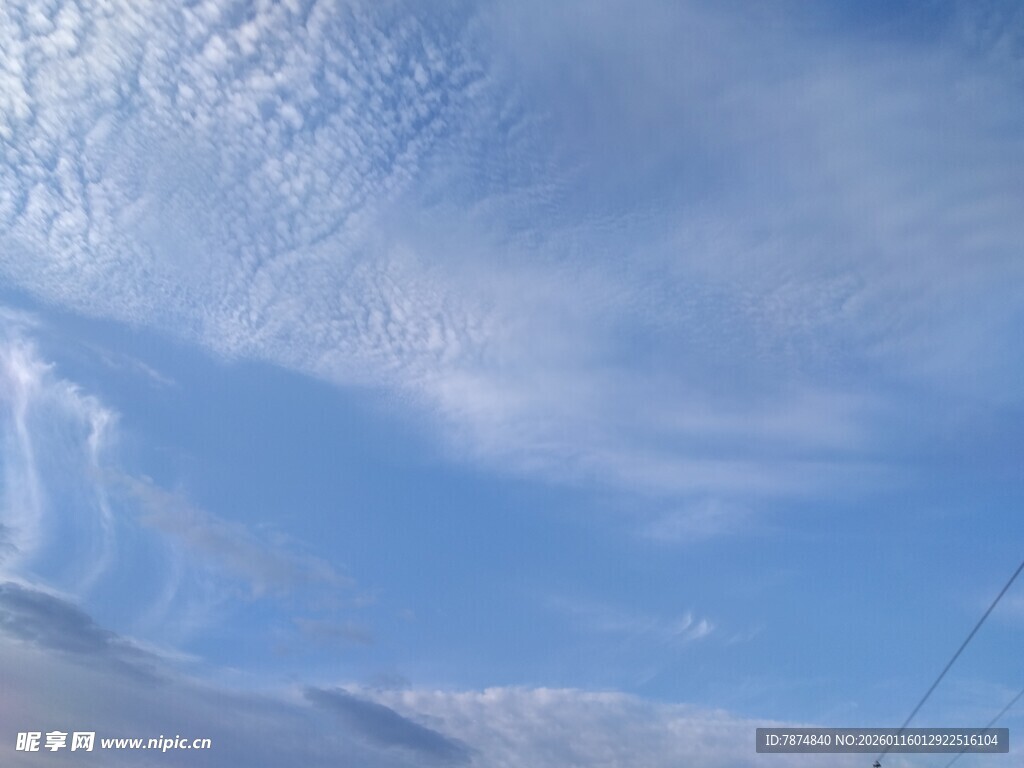 蓝天飘着丝状白云