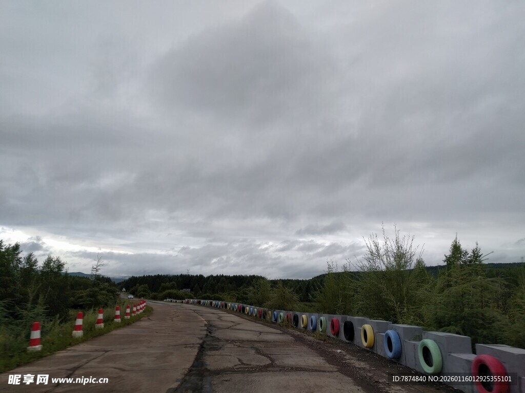 阴天乡村道路与彩色轮胎