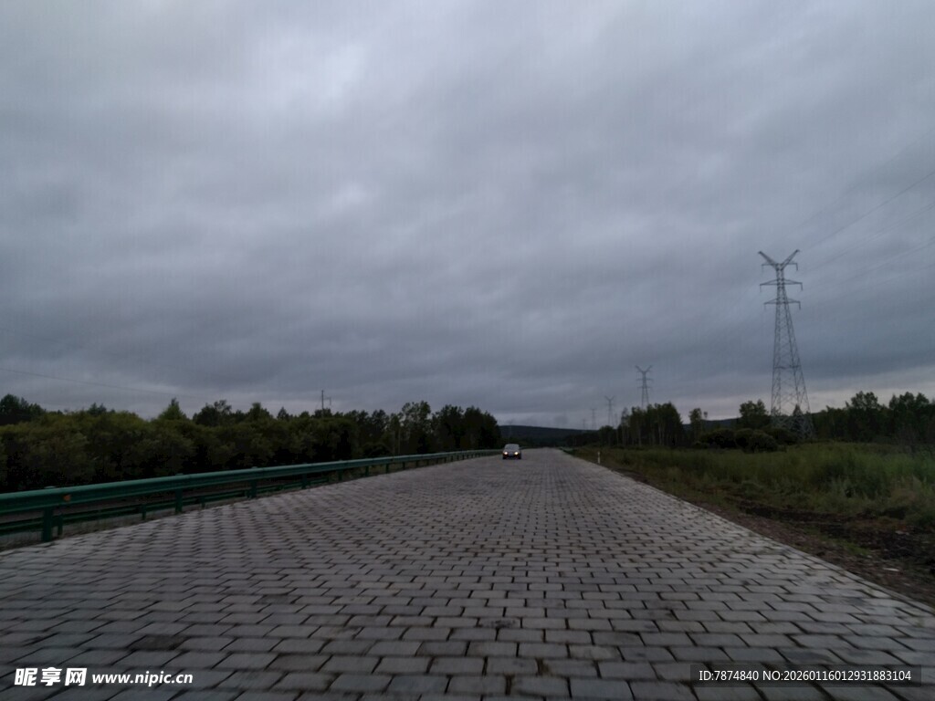 阴沉天色下的砖石道路