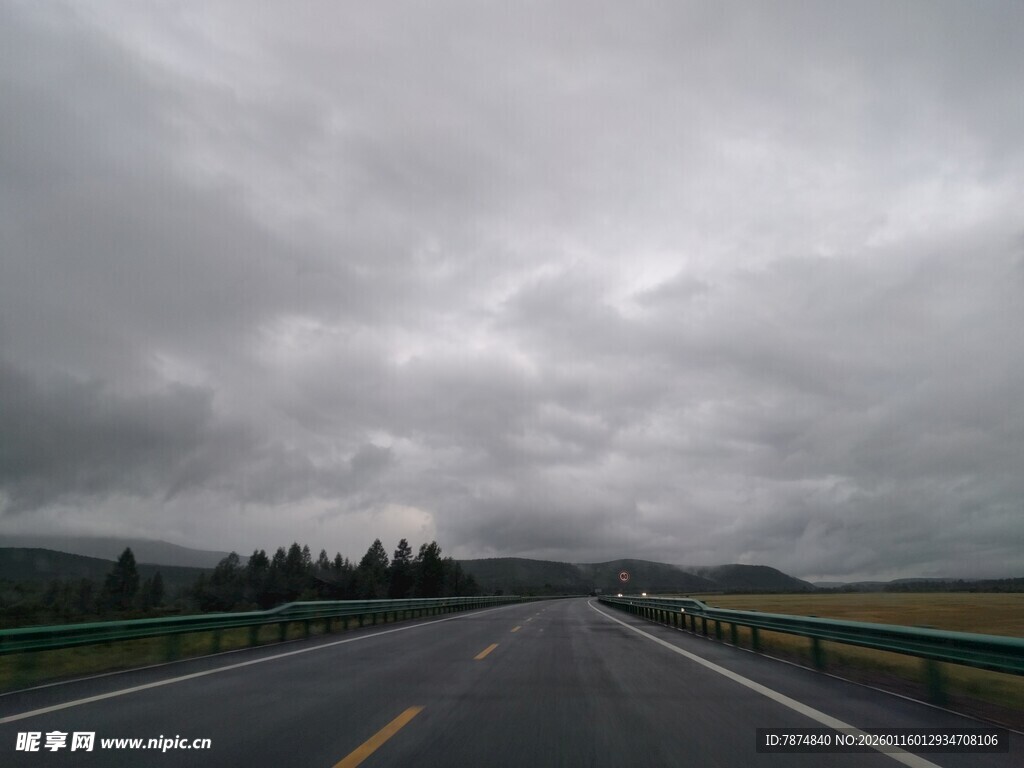 阴天下的空旷公路