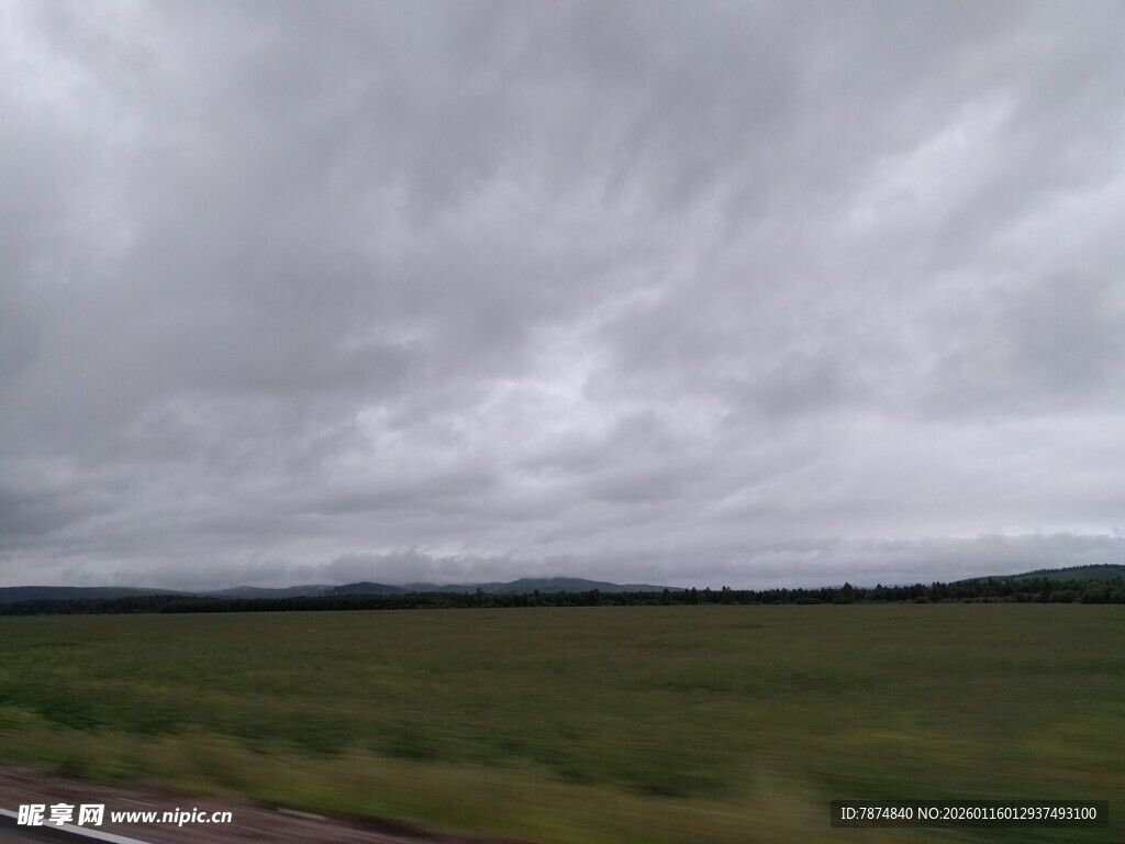 乌云笼罩下的广袤田野