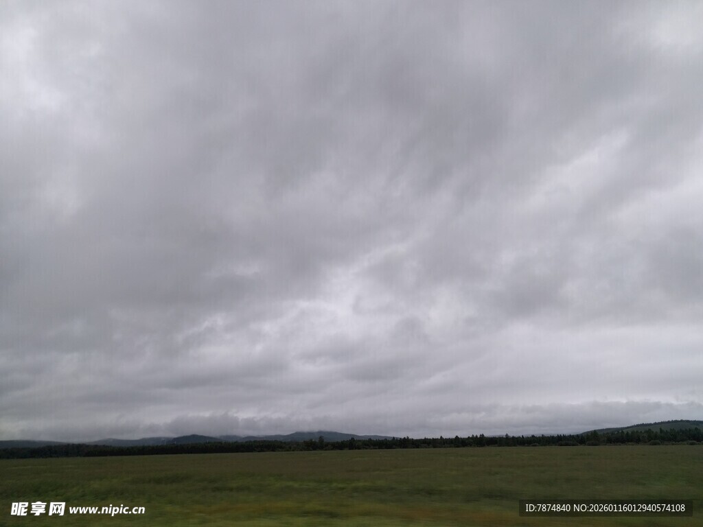 阴云笼罩的广袤草原