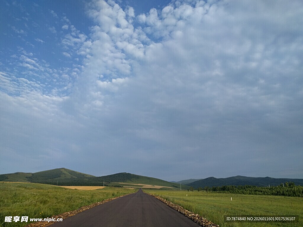 草原公路 通向蓝天白云