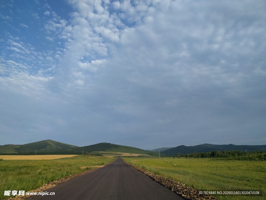 旷野中的蜿蜒公路