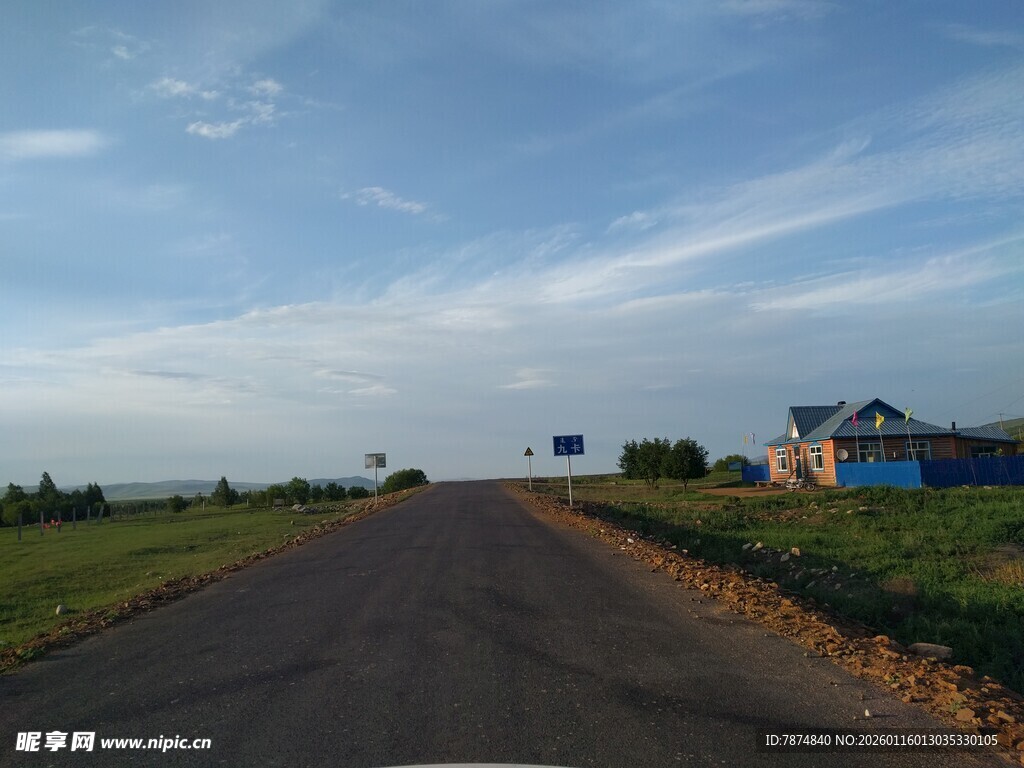 乡村公路边的宁静景致