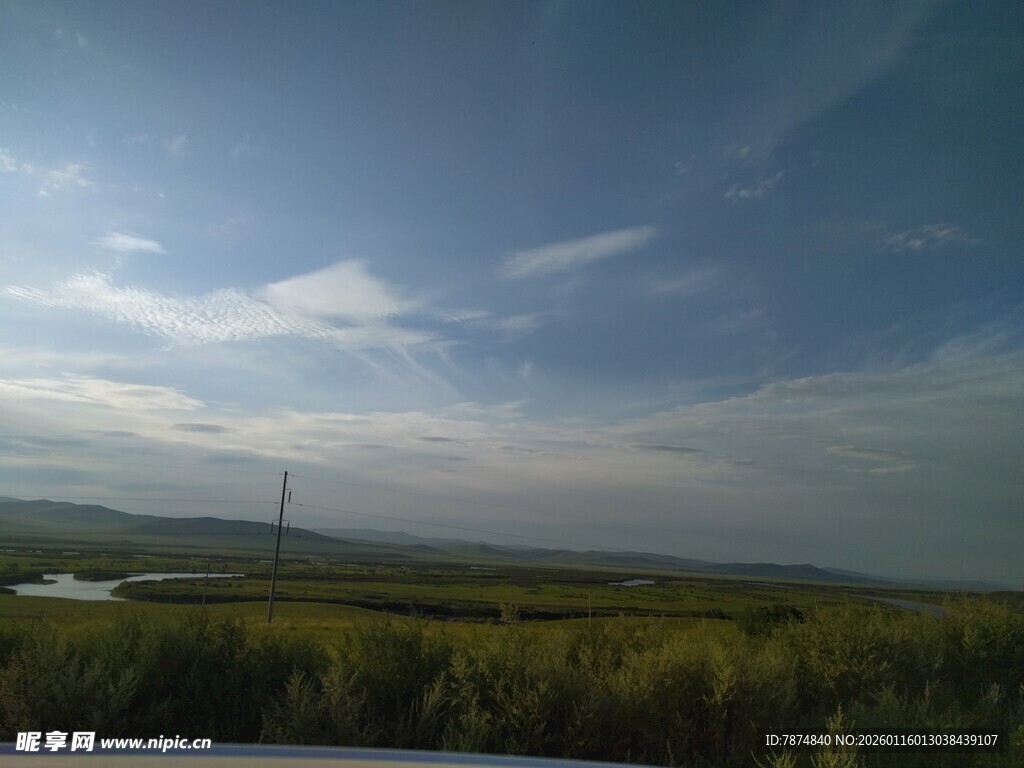 广阔原野上的蓝天绿树