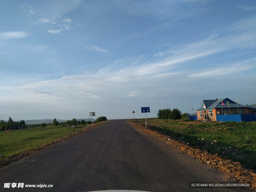 乡村公路边的宁静小屋
