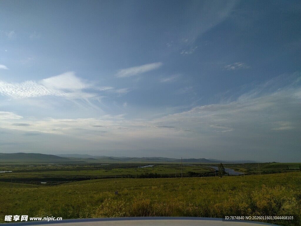 广阔草原上的蓝天美景