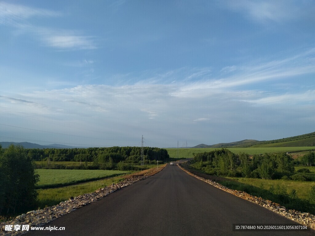宽阔公路延伸至远方