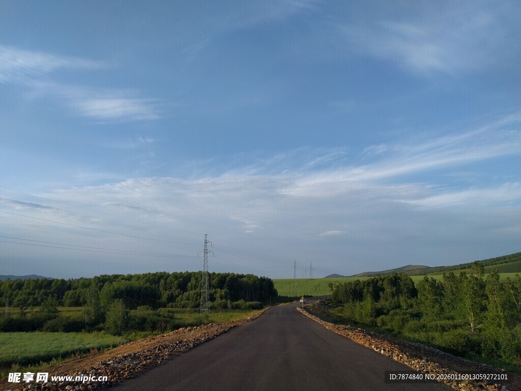 宽阔公路延伸至远方