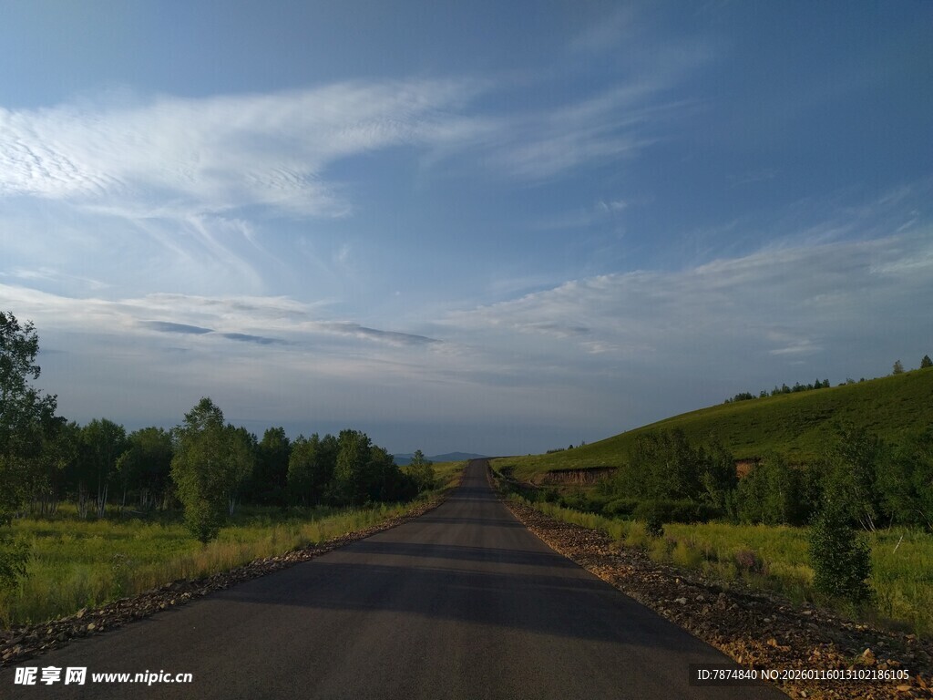 乡间公路 蓝天白云绿树相伴