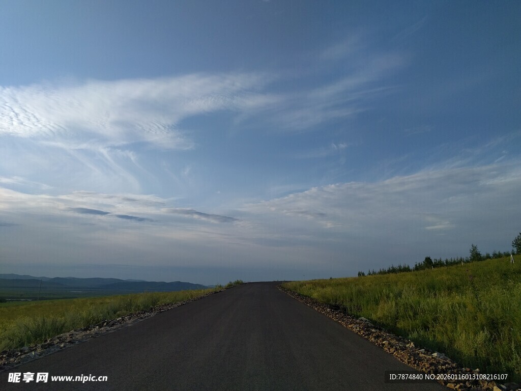 乡间公路 蓝天白云绿草