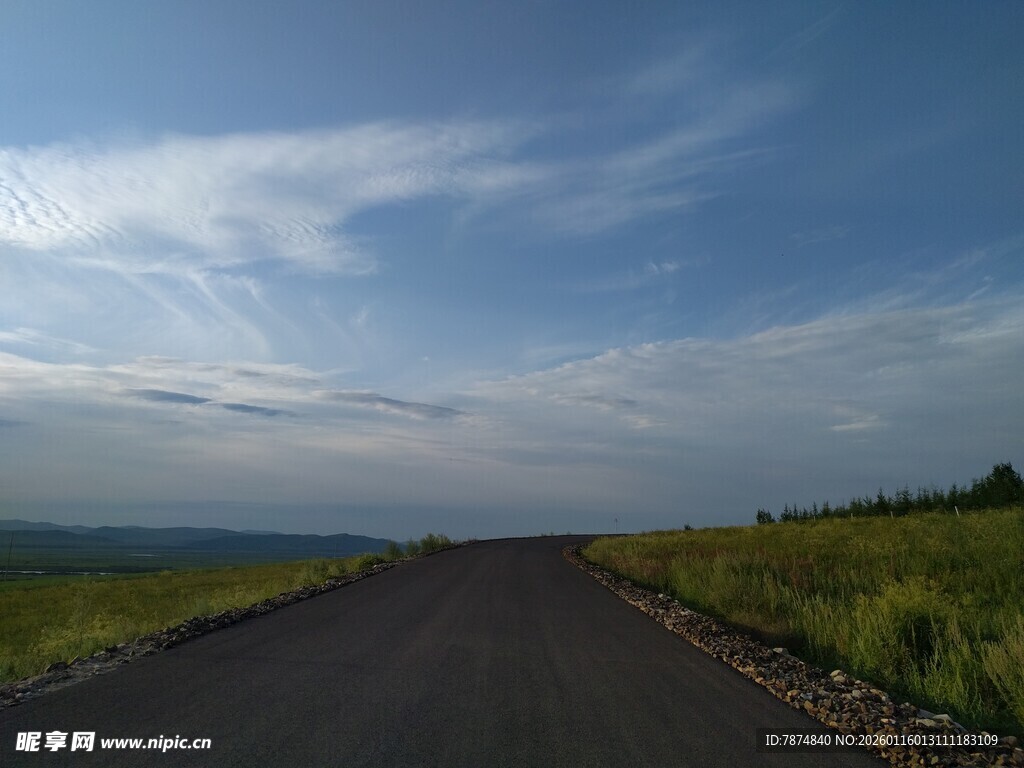 旷野中的蜿蜒公路