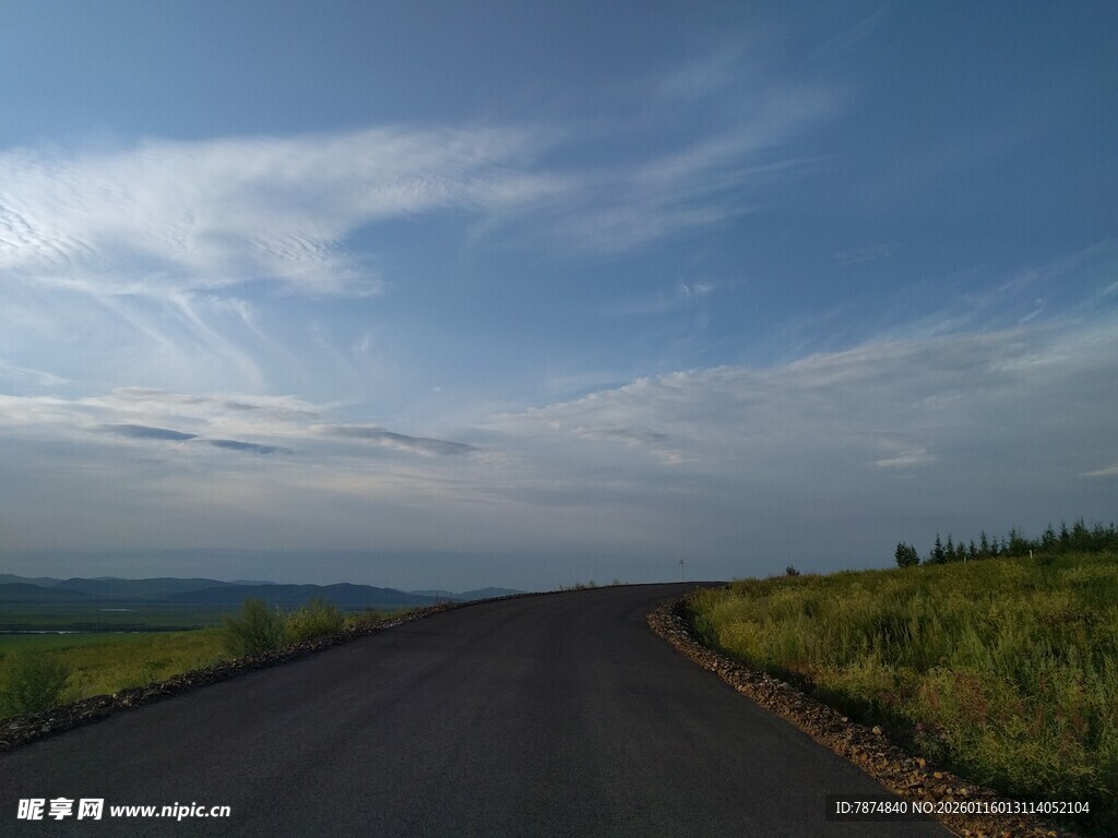 宽阔公路伸向远方