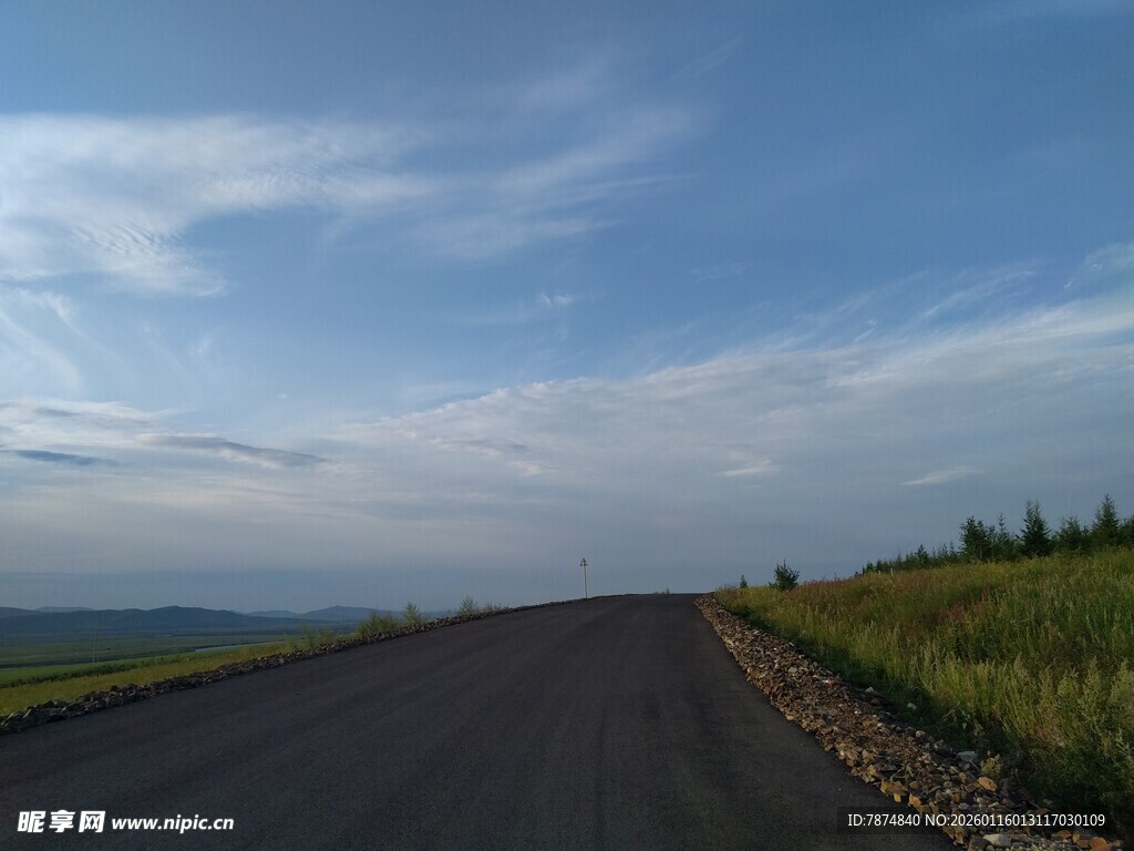 旷野中的延伸公路