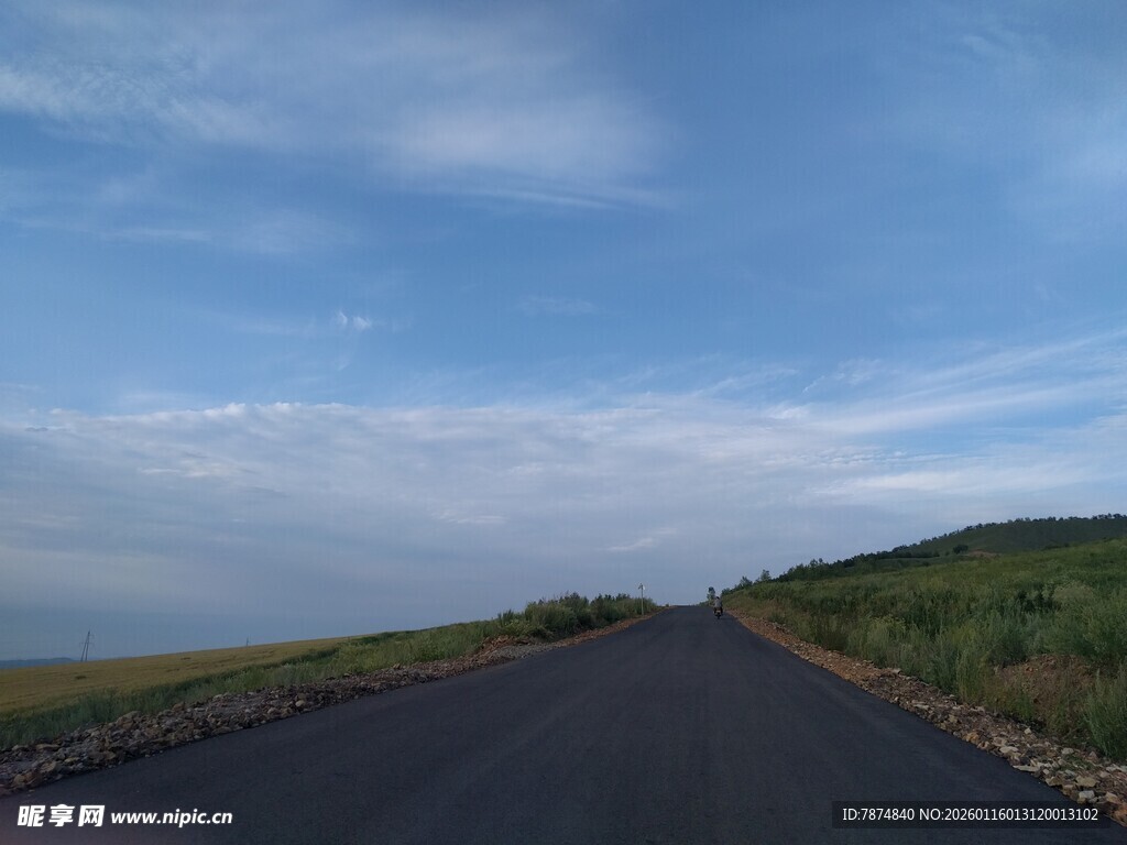 宽阔公路伸向远方