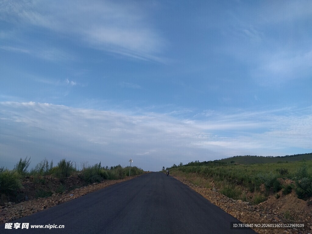 旷野中的延伸公路